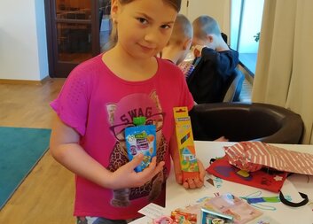 Jedna z kaček pluje za firmu Smero