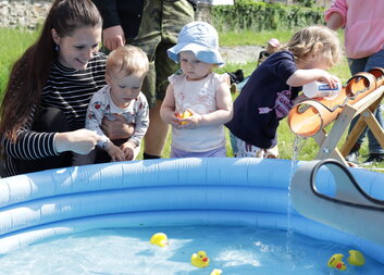 Benefiční závod žlutých kaček odstartuje 10. května
