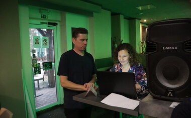 Moderátoři Kateřina Jarošová a Petr Seidl