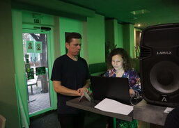 Moderátoři Kateřina Jarošová a Petr Seidl